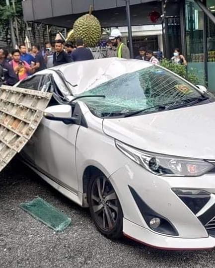 redzuanNewsMPB's tweet photo. Sekeping besi besar jatuh dari tingkat 56 sebuah bangunan dalam pembinaan di Jalan Ampang, KL dan hempap sebuah kereta .

Dalam kejadian 8.45 pagi itu, pemilik kenderaan terselamat kerana berada dlm kedai 24 jam berhampiran. https://t.co/kuTh2t5FQ4