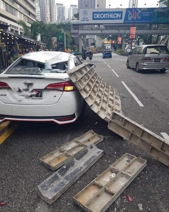 redzuanNewsMPB's tweet photo. Sekeping besi besar jatuh dari tingkat 56 sebuah bangunan dalam pembinaan di Jalan Ampang, KL dan hempap sebuah kereta .

Dalam kejadian 8.45 pagi itu, pemilik kenderaan terselamat kerana berada dlm kedai 24 jam berhampiran. https://t.co/kuTh2t5FQ4