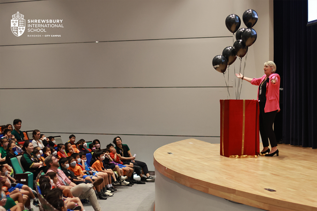 SHBcitycampus's tweet photo. We introduced 'Hope' as value of the month by retelling the Greek myth 'Pandora's Box,' in which evils first emerged from the box into the world, as well as 'Hope.' Our students have gained insight into this value, and the year has gotten off to a hopeful start!

#SchoolAssembly https://t.co/ZEKvlKrvaC