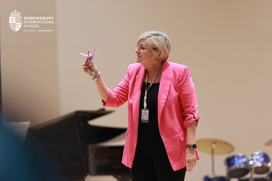 SHBcitycampus's tweet photo. We introduced 'Hope' as value of the month by retelling the Greek myth 'Pandora's Box,' in which evils first emerged from the box into the world, as well as 'Hope.' Our students have gained insight into this value, and the year has gotten off to a hopeful start!

#SchoolAssembly https://t.co/ZEKvlKrvaC