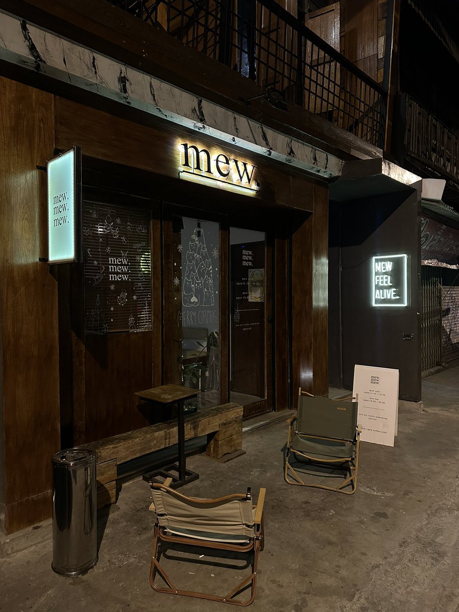 impfGetaway's tweet photo. กลับไปเชียงใหม่รอบนี้มีโอกาสไป Mewfeelalive. คาเฟ่+บา��์เล็กๆ ที่บรรยากาศโคตรน่ารัก ร้านอยู่แถวสนามกีฬา เชียงใหม่ กลางวันเป็นคาเฟ่ ส่วนกลางคืนก็มีเบียร์คราฟท์ขาย พนง.เป็นกันเอง เพลงดี ราคาดี กับแก้มอร่อย และน้องแมวน่ารักมาก  🫶🧡 #รีวิวเชียงใหม่ @reviewchiangmai https://t.co/arWaUTMrsX