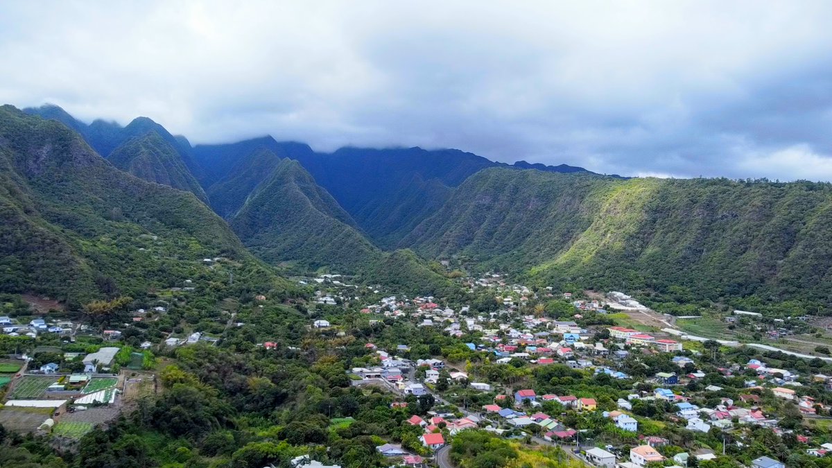 L'Entre-Deux au pied des montagnes 🌄

Nouvelle vidéo sur Youtube : youtu.be/iea6Nz9fLj4
.
#lareunion #ileintense #reuniontourisme #reunionisland #igerslareunion #igersfrance #naturelove #EntreDeux #LaReunion #îledelareunion #villagecreole #montagne #rivière #culturecreole