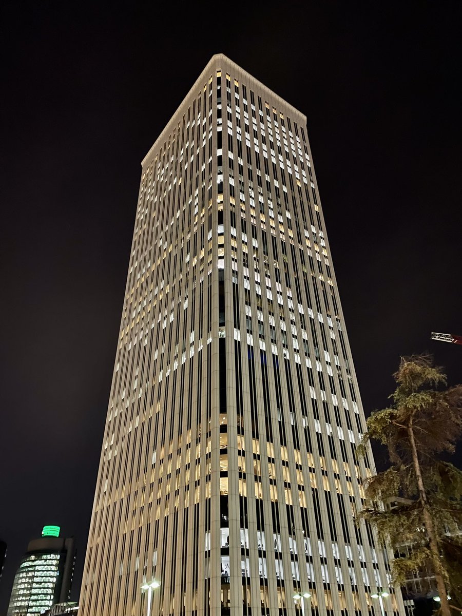 Broker_madrid's tweet photo. Majestuosa. Siempre en nuestro horizonte. Disfrutando de su armonía arquitectónica y de las personas que la habitan. #torrepicasso https://t.co/XhXzbajsCN