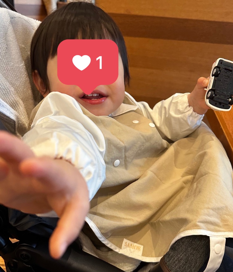 62momo_'s tweet photo. ぬりえに夢中になったと思ったら飽きたので大好きな車を渡して写真かまえたら撮るなよ〜とニヤニヤしてる👶
エッグスンシングスのポイントが無くなるの知らなくてアサイーボール頼んだ🥰アサイーアイスバクバク食べてた👶 #SAMOE #オムレツ https://t.co/qBX8eMtUkx