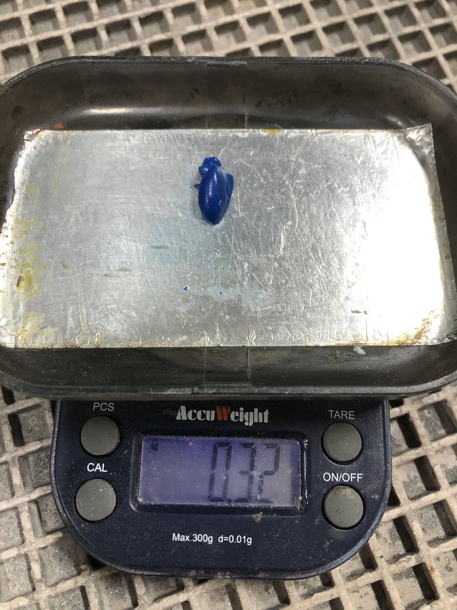 tone_riverside's tweet photo. トラブル防止の為にパテと硬化剤はキッチリ量って混ぜてます🙄

0.1g単位と0.01g単位の量りを使い分けてます。
Amazonで２つ合わせて数千円でしたが、ちゃんと使えます😁 https://t.co/CQBe3euhoe