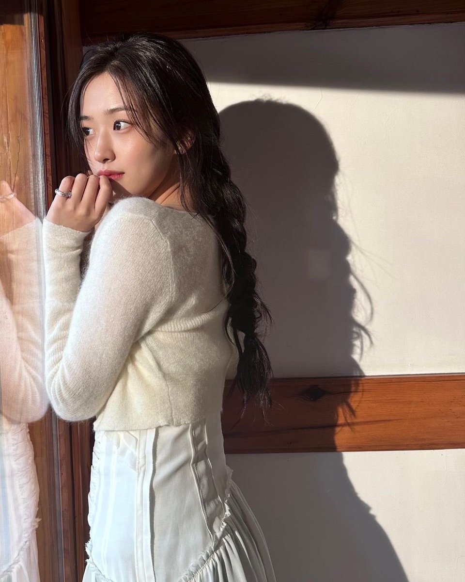 ivepics_'s tweet photo. yujin instagram update https://t.co/qWSj9EgHKt