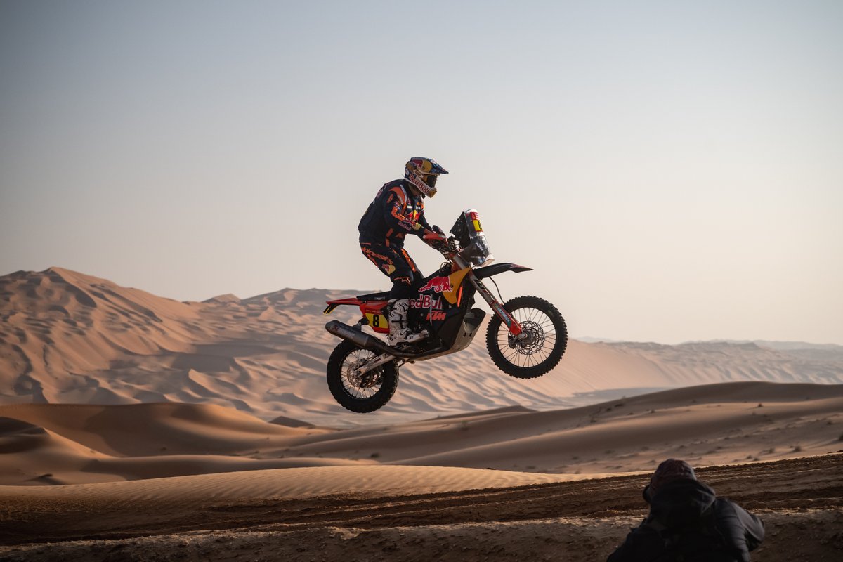 dakar's tweet photo. 🏁 Stage 1️⃣2️⃣ - Bikes 🏍

🏆 Third of stage 12, @tobyprice87 took the lead in the overall bike classification. He is now followed by @skylerhowes110 and @kmbenavides.

Provisional top 3 overall:
🥇 Toby Price
🥈 Skyler Howes (+28'')
🥉 Kevin Benavides (2'40'')

#Dakar2023 https://t.co/i6AaRRtX0t