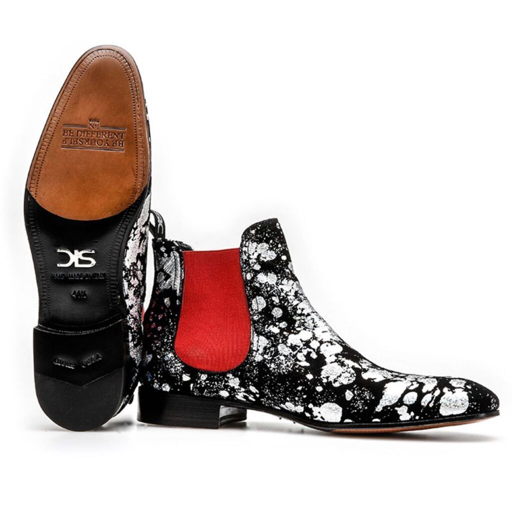 Let's take Roberto, the Beatles boot par excellence, add a touch of color thanks to the elastic that makes it versatile and elegant at the same time.
Choose the sole that best suits you and that's it!
Free your imagination, with the 3D configurator there… instagr.am/p/CnWDF_5NI3h/