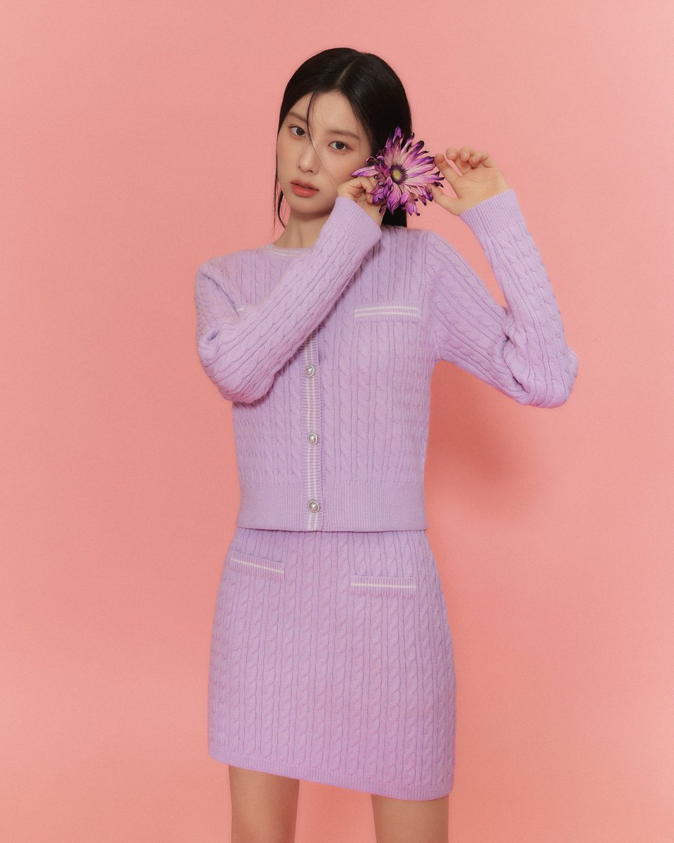 roemofficial's tweet photo. 𝑾𝒐𝒏𝒅𝒆𝒓 𝐭𝐡𝐞 𝐍𝐄𝐖 𝐑𝐎𝐌𝐀𝐍𝐓𝐈𝐂
내 안의 나만의 로맨틱, 뉴 로맨티시즘의 시작.

[기획전 확인하기]
https://t.co/ylsplBiEGn

🔗 케이블 가디건 (RMCKD11R51)
🔗 케이블 스커트 (RMWKD11R51)

#로엠 #Roem #나만의로혬
#강혜원 #KangHyewon https://t.co/EJfMKoMaT1