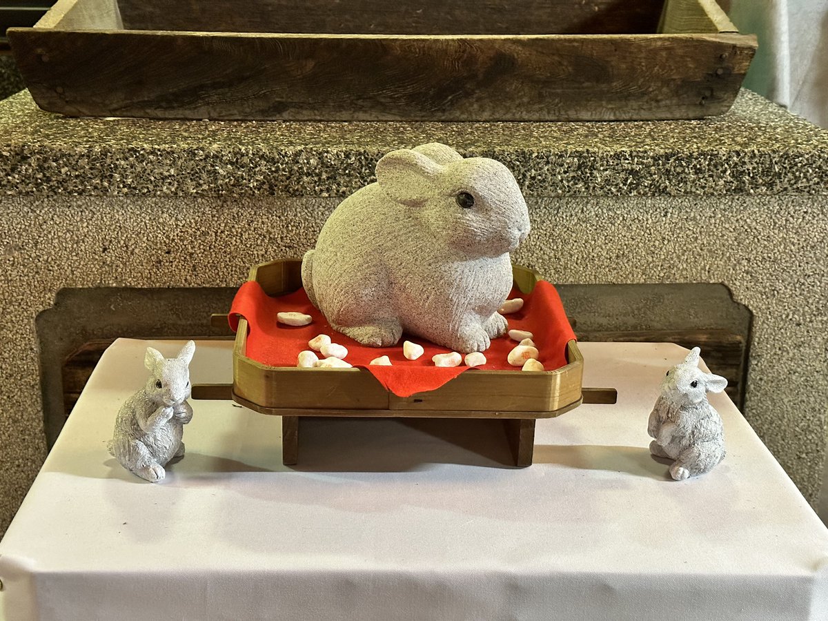 usagi_samurai_'s tweet photo. 拡散してくれませんか？😢
吹田の高浜神社に奉納されていたうさぎの置物が殆ど盗まれてしまったそうです。
ボランティアの方でウチが飼ってたうさぎを知ってる人がいてこれ見るとルナちゃんを思い出すと言ってくれてたものです。
神社やお寺のモノを盗むなんて信じられない！速やかに返しなさい。 https://t.co/FH2ms4vzXs