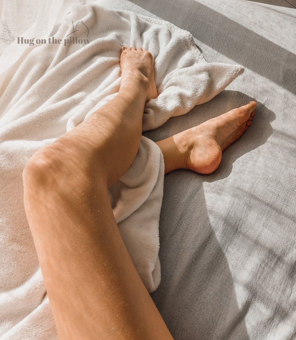 Se r&eacute;veiller toute mouill&eacute;e 🙈💦 Et j'aime trop cette photo, d'ailleurs si vous aimez mes pieds aussi,<a href="/tag/feet"class="tags"><span>#feet</span></a><a href="/tag/feetpicsforsales"class="tags"><span>#feetpicsforsales</span></a><a href="/tag/feetfethish"class="tags"><span>#feetfethish</span></a>