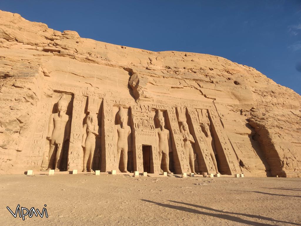 Vipavi_'s tweet photo. La visita a los templos de Ramses II y Nefertari en #AbuSimbel nos ha salido perfecta. Hemos estado completamente solas!. Os contaremos cómo lo hemos hecho en el blog. #VipaviEnEgipto @chapka_es https://t.co/EI9hK2DJ5A
