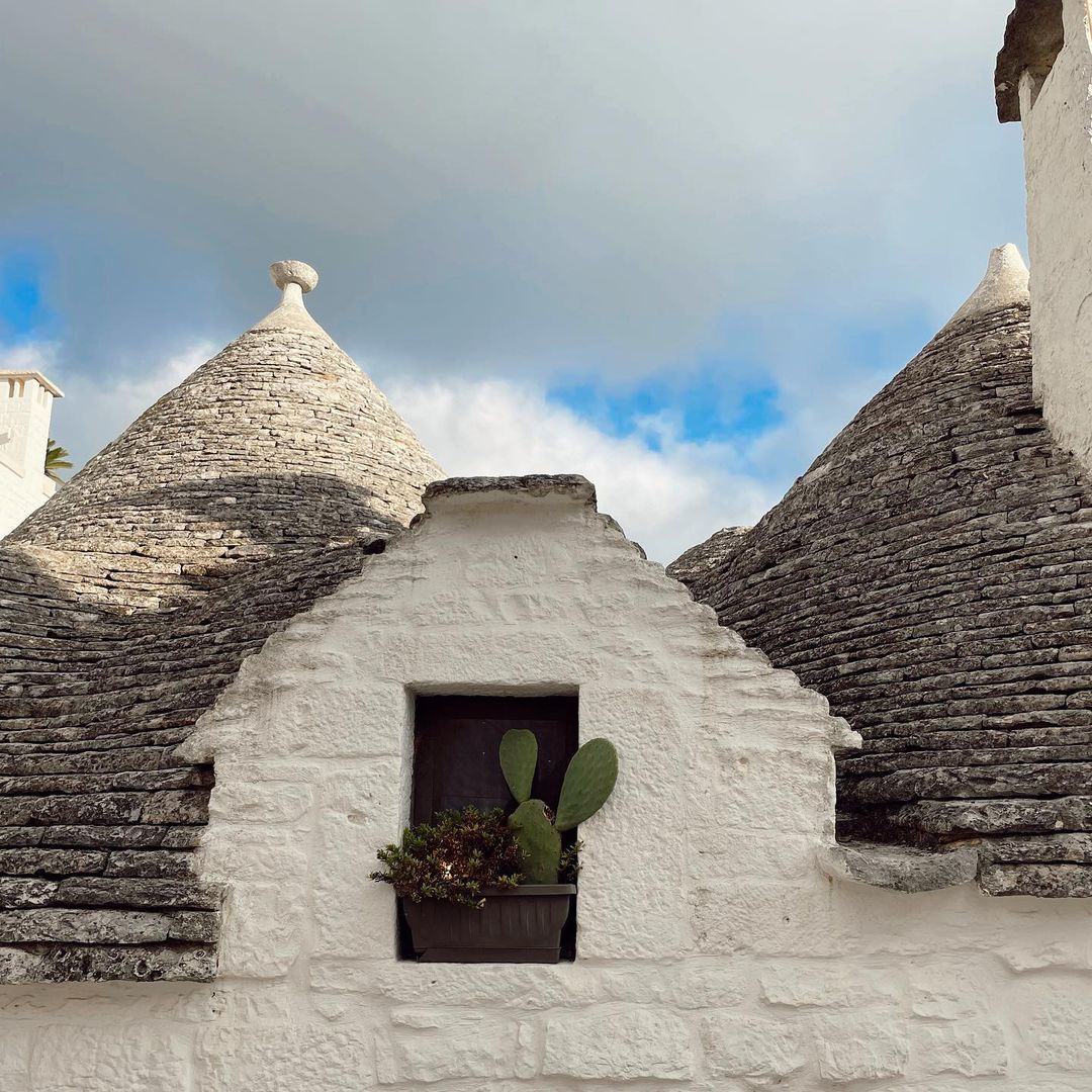 Explorando los impresionantes Trulli de Alberobello en el sur de Puglia, Italia 🇮🇹

Casas típicas construidas con técnicas de piedra a seco que datan de la época prehistórica 🛖