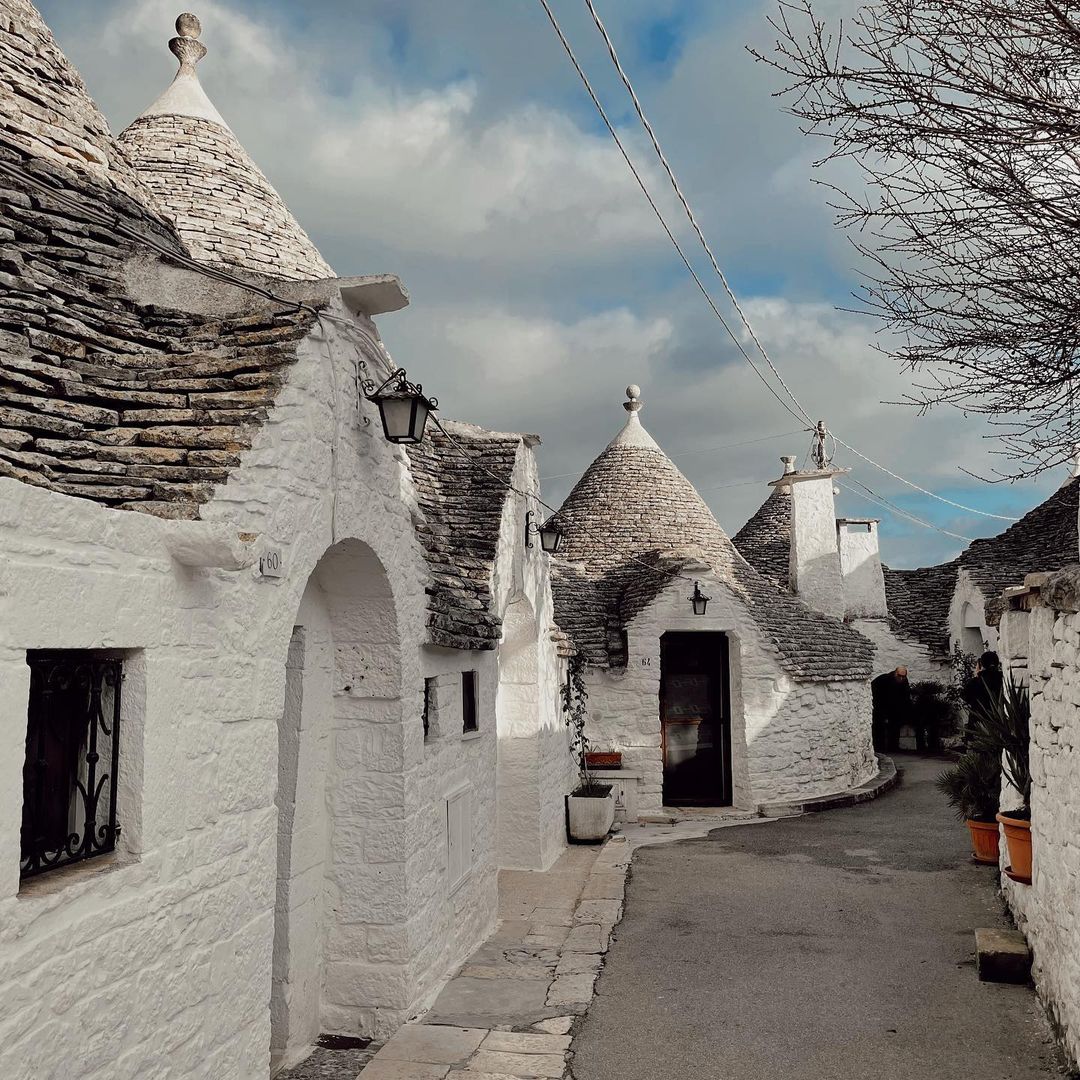 Nicehopcom's tweet photo. Explorando los impresionantes Trulli de Alberobello en el sur de Puglia, Italia 🇮🇹

Casas típicas construidas con técnicas de piedra a seco que datan de la época prehistórica 🛖 https://t.co/RjuHjhjtBZ