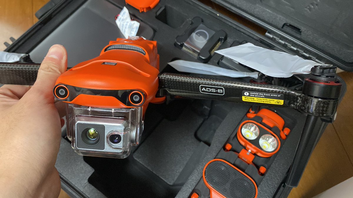 AutelRoboticsJP's tweet photo. EVO DUAL 640T V3のデモ機がようやく届きました。

このツヤッツヤのカーボンアーム

男の子はこれがたまらんです🤩

価格も夢がありますが、是非展示会とかで見てほしい、カーボン

！？
カーボン！！
@カーボン大好き https://t.co/gmGNpAFkJc