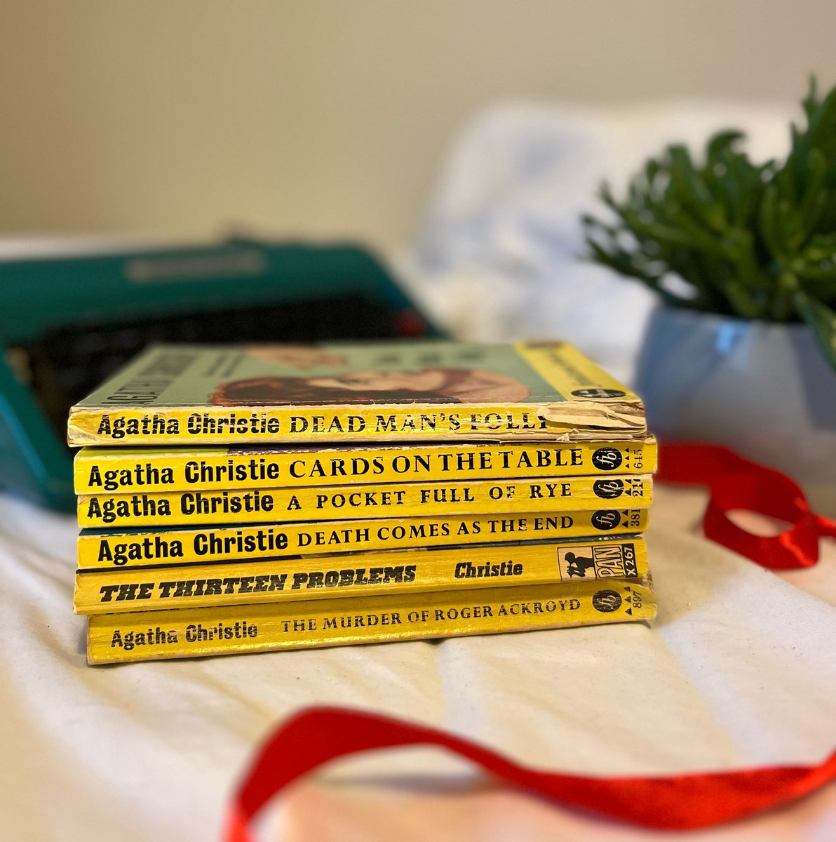 travels_along's tweet photo. It’s a #BookstackForACause today
A #YellowStackForYoungMinds to raise awareness for @YoungMindsUK supporting young people to gain access to mental health resources
Head to insta for more ⬇️⬇️⬇️ and how to join in
https://t.co/e36xzVurfZ https://t.co/OQtMiGECJO