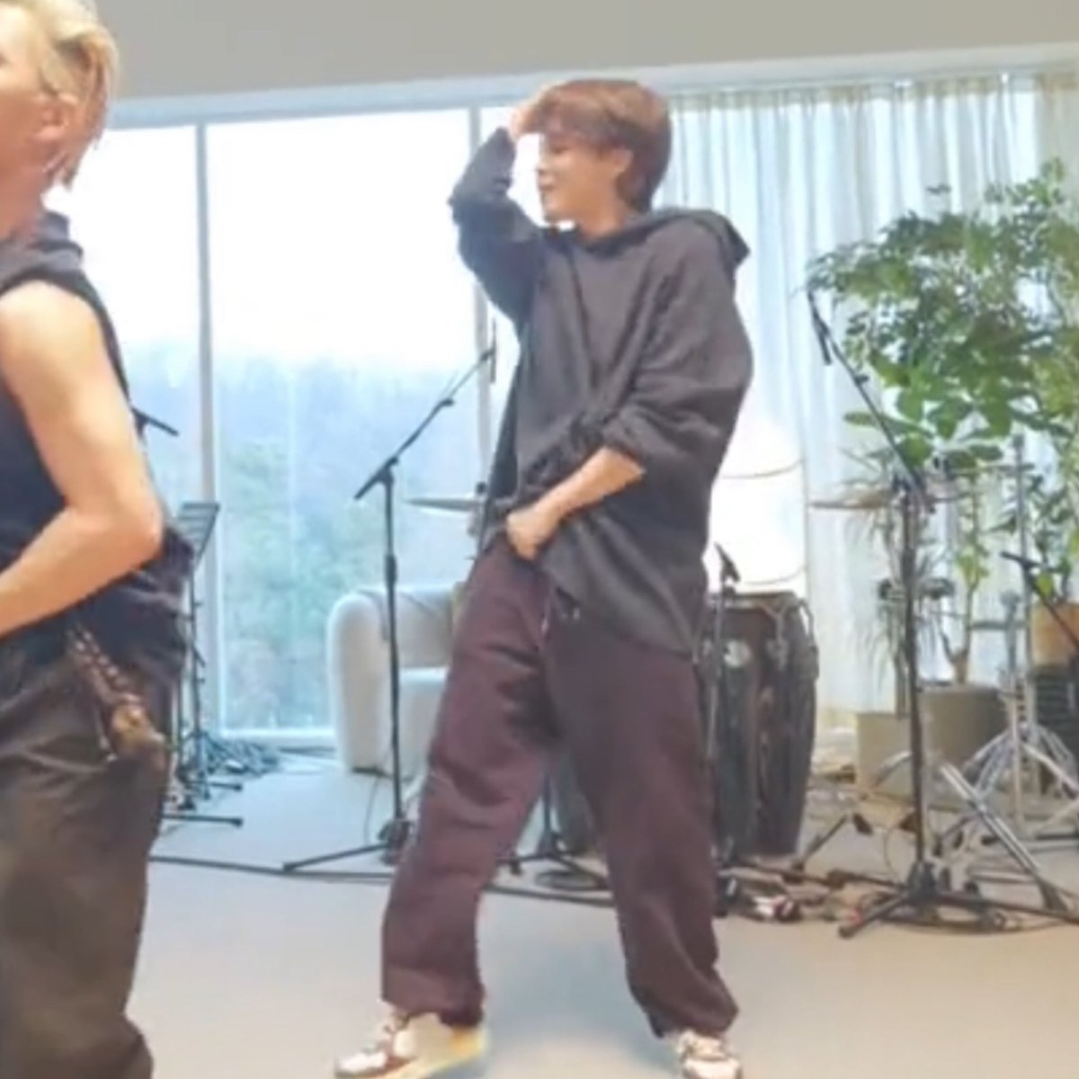 librafolders's tweet photo. jimin dancing vibe in casual clothes https://t.co/aFRhnhZ5fU