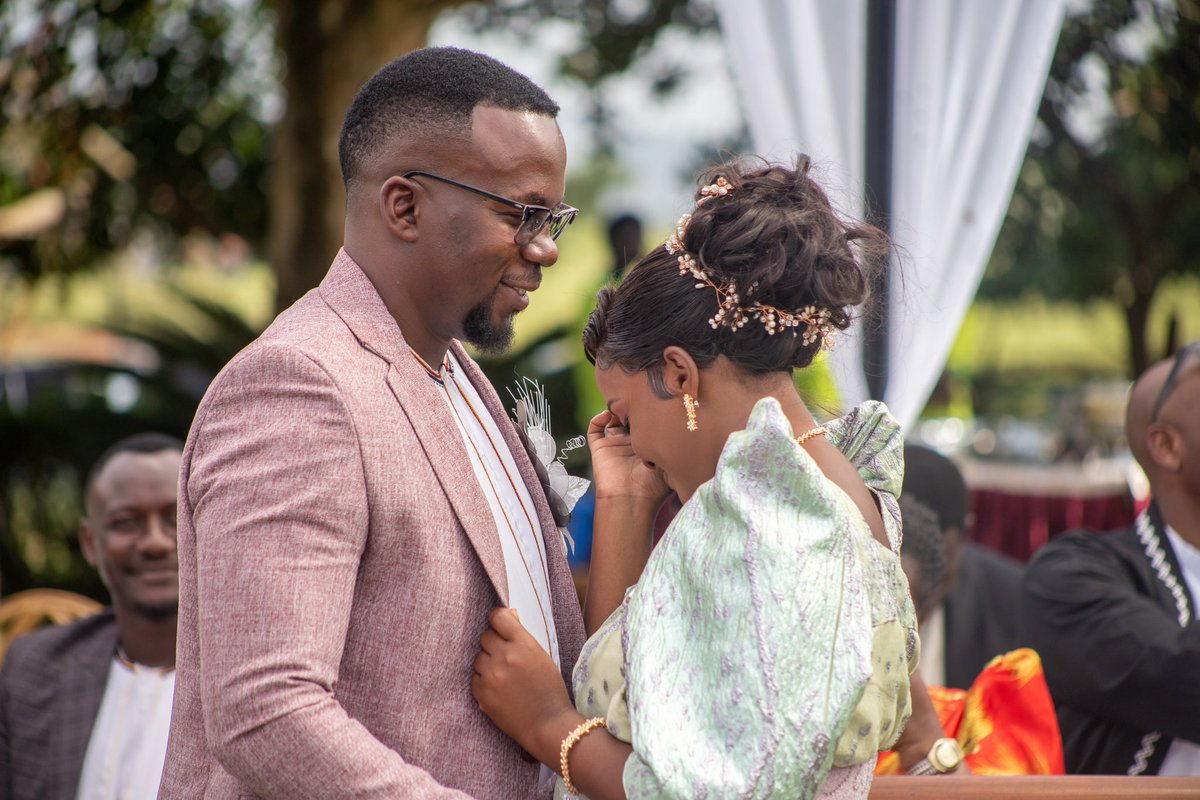 edrinesempebwa's tweet photo. How to carry out a Girl Heist.

Step 1: Crack some jokes for the girl🤣, to ease her into the situation.

Step 2: Give the brother chicken to distract him as you execute the plan

Step 3: Eat  the luwombo, so they don’t suspect what you are doing 

Step 4: Take the girl.😍🥰 https://t.co/NdbysDs4xm