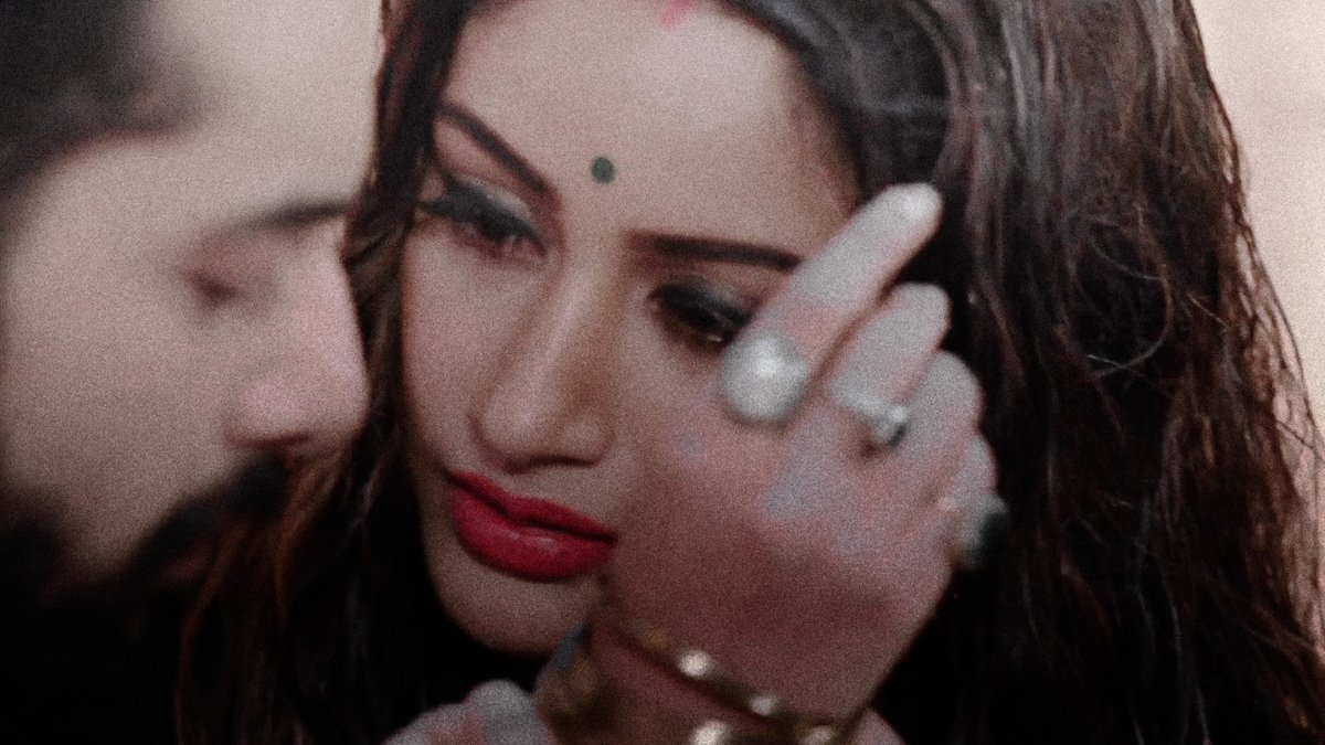 vanixduniya's tweet photo. — The way he opened those Bangles &amp; Earrings✨
Aur yahan pe VAnians Pighal gaye🫠🤲🏻

•| #VAni #SharBhi #Naagin5 |• https://t.co/YpMsvctOky
