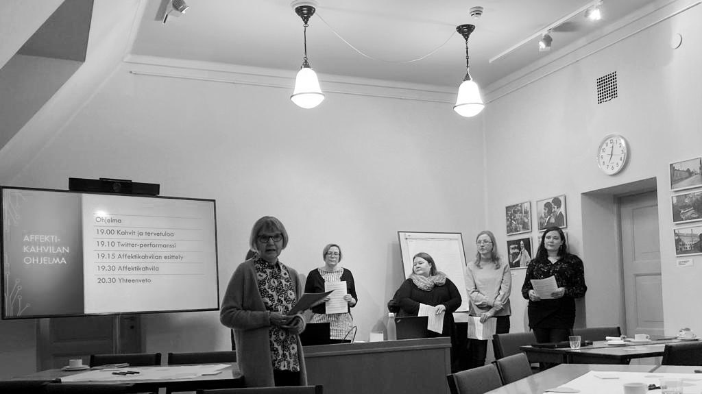 Eilen <a href="/tieteidenyo/">Tieteiden yö</a>’ssa seurasin tätä uniikkia twitter-performanssia (josta tunnistin itsenikin). Kiitos affektikahvilaan!

Viereisessä pöydässä me @Societas_SGF ja <a href="/VTKL10/">Vanhustyön kl - VTKL</a> puolestaan tehtiin #IästäNumero. Kuvia löytyy mm. Vanhustyön keskusliiton Instasta 😊.