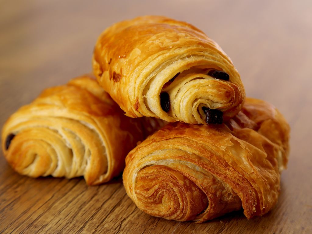 sebastienrama's tweet image. #ChatGPT explique la différence entre les 2 viennoiseries
"Le #PainAuChocolat est fabriqué avec une pâte feuilletée, semblable à la pâte à croissant, et est généralement fourré au chocolat. La #Chocolatine, quant à elle, est faite d'une pâte feuilletée et est fourrée au chocolat"