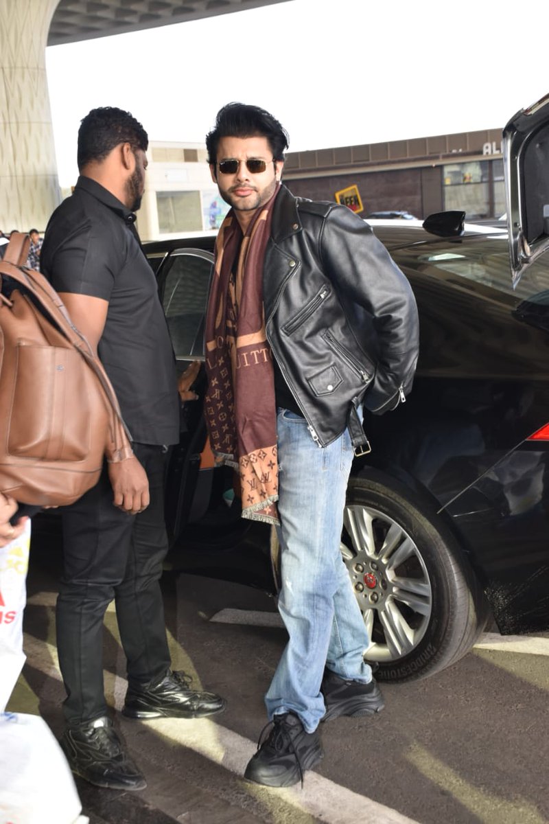 middaygujarati's tweet photo. Stebin Ben snapped at the Airport
#stebinben #celebspotting #CelebSpotted #casualwear #casuallook #airportlife #airport #stebinbenlive #stebinbensongs
https://t.co/hPdNP0rBMK https://t.co/mCWwddeAc4