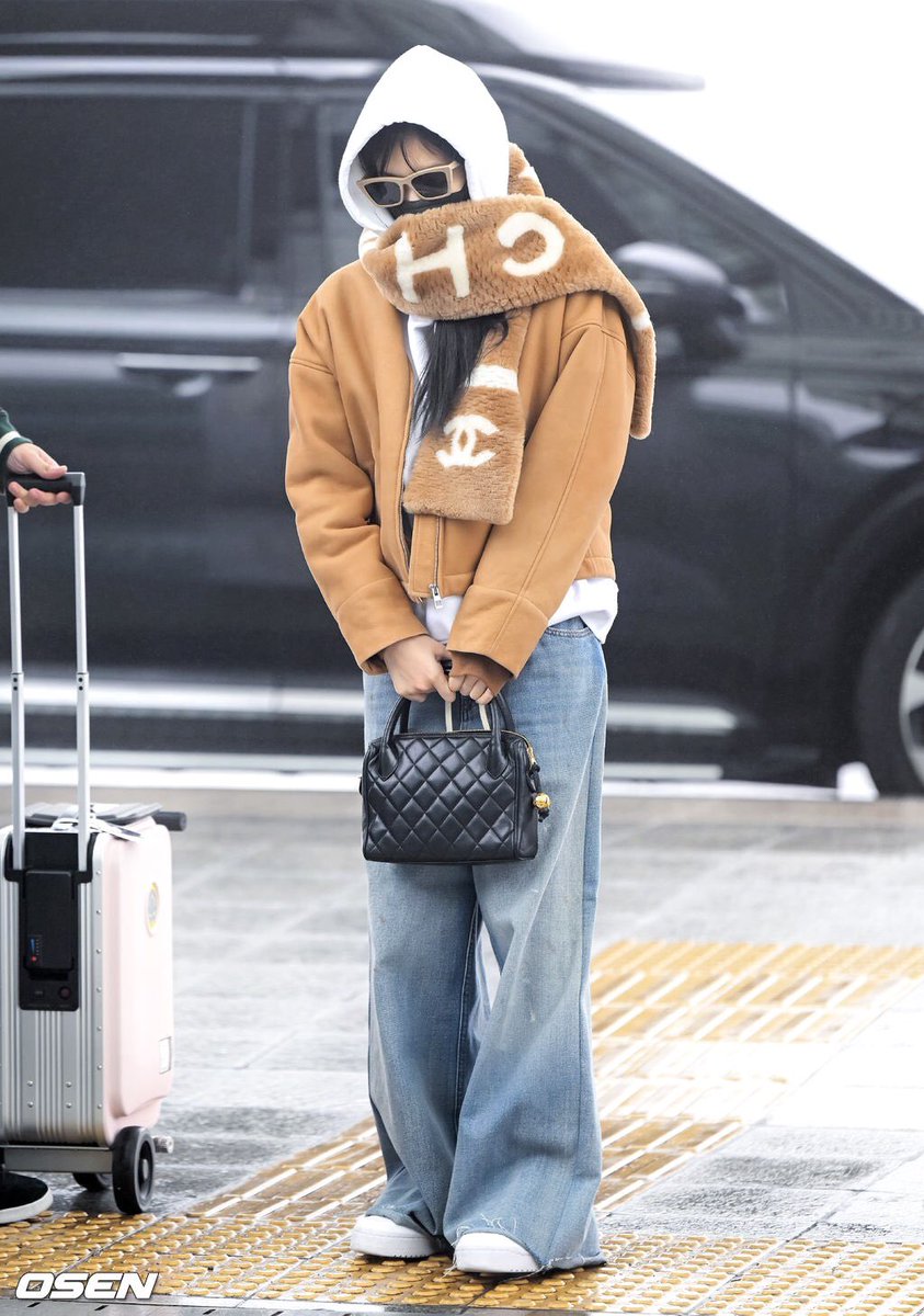 saintdoII's tweet photo. jennie wearing a loewe bomber jacket paired with maison margiela jeans and a vintage chanel scarf at the airport https://t.co/MdaYvAl4Hy