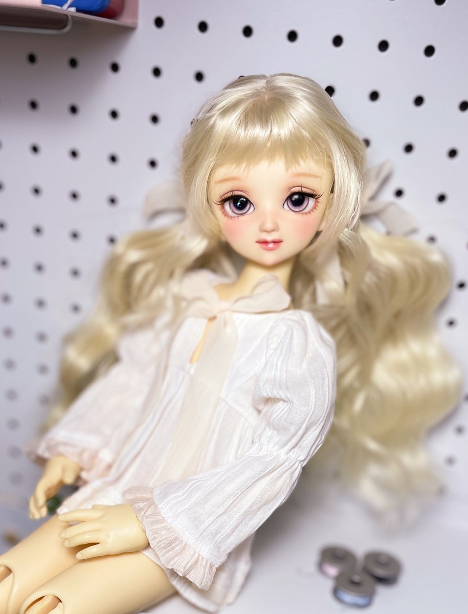 12살 때 부터 갖고싶던 뮤🍑 오늘 받아서 메컵하고 가발 커스텀 하고 헐레벌떡 책상요정 완성 🥹