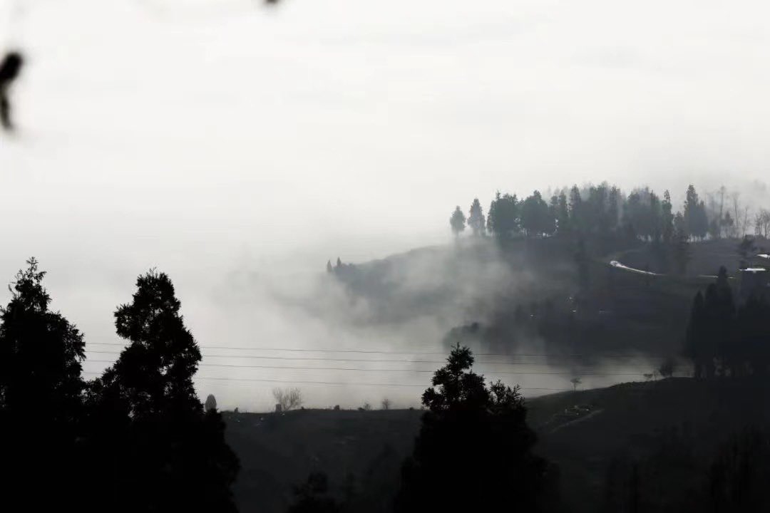 DiscoverGuizhou's tweet photo. Recently, in Duijiang Town, #Dafang County, #Guizhou, the winter scenery of the village shrouded in morning mist was presented. The sea of mist flowed like tulle in the mountains, and the villages are looming as beautifully as a fairyland. Glorious ink landscape paintings. #tour https://t.co/a3E0m1fEmw