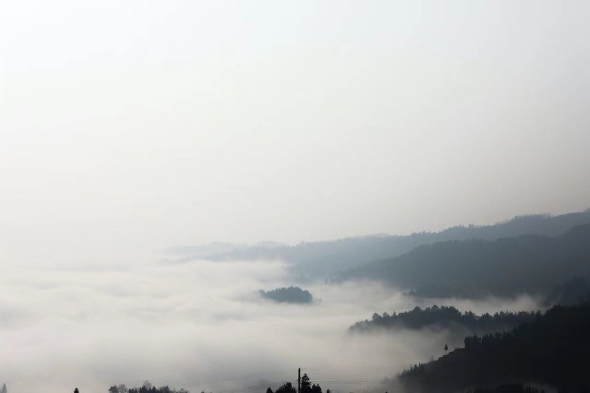 DiscoverGuizhou's tweet photo. Recently, in Duijiang Town, #Dafang County, #Guizhou, the winter scenery of the village shrouded in morning mist was presented. The sea of mist flowed like tulle in the mountains, and the villages are looming as beautifully as a fairyland. Glorious ink landscape paintings. #tour https://t.co/a3E0m1fEmw