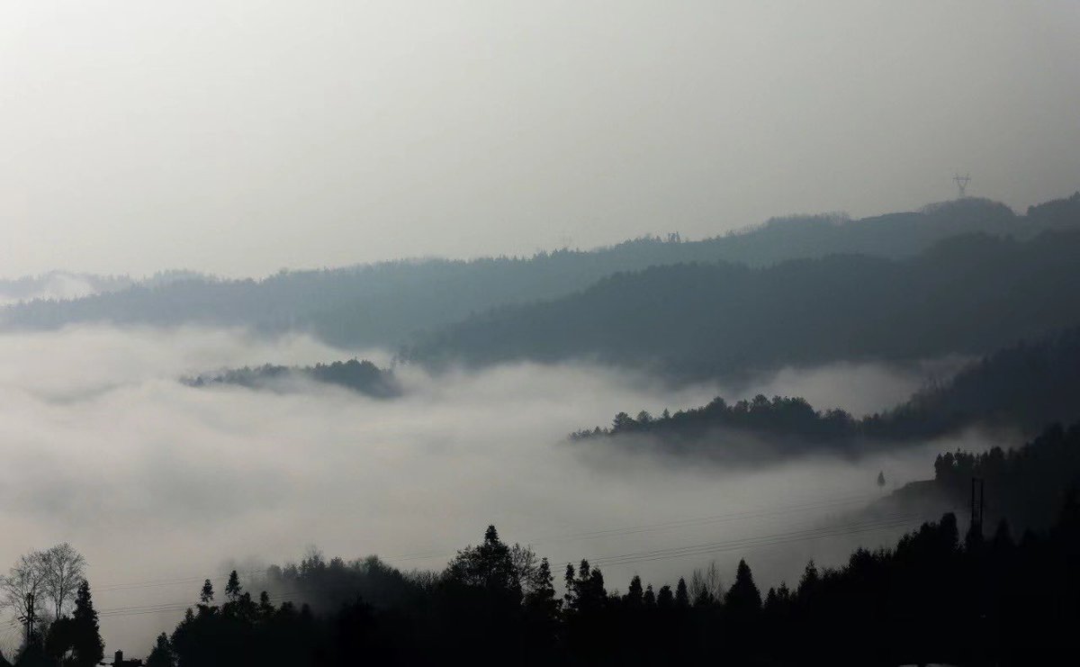DiscoverGuizhou's tweet photo. Recently, in Duijiang Town, #Dafang County, #Guizhou, the winter scenery of the village shrouded in morning mist was presented. The sea of mist flowed like tulle in the mountains, and the villages are looming as beautifully as a fairyland. Glorious ink landscape paintings. #tour https://t.co/a3E0m1fEmw