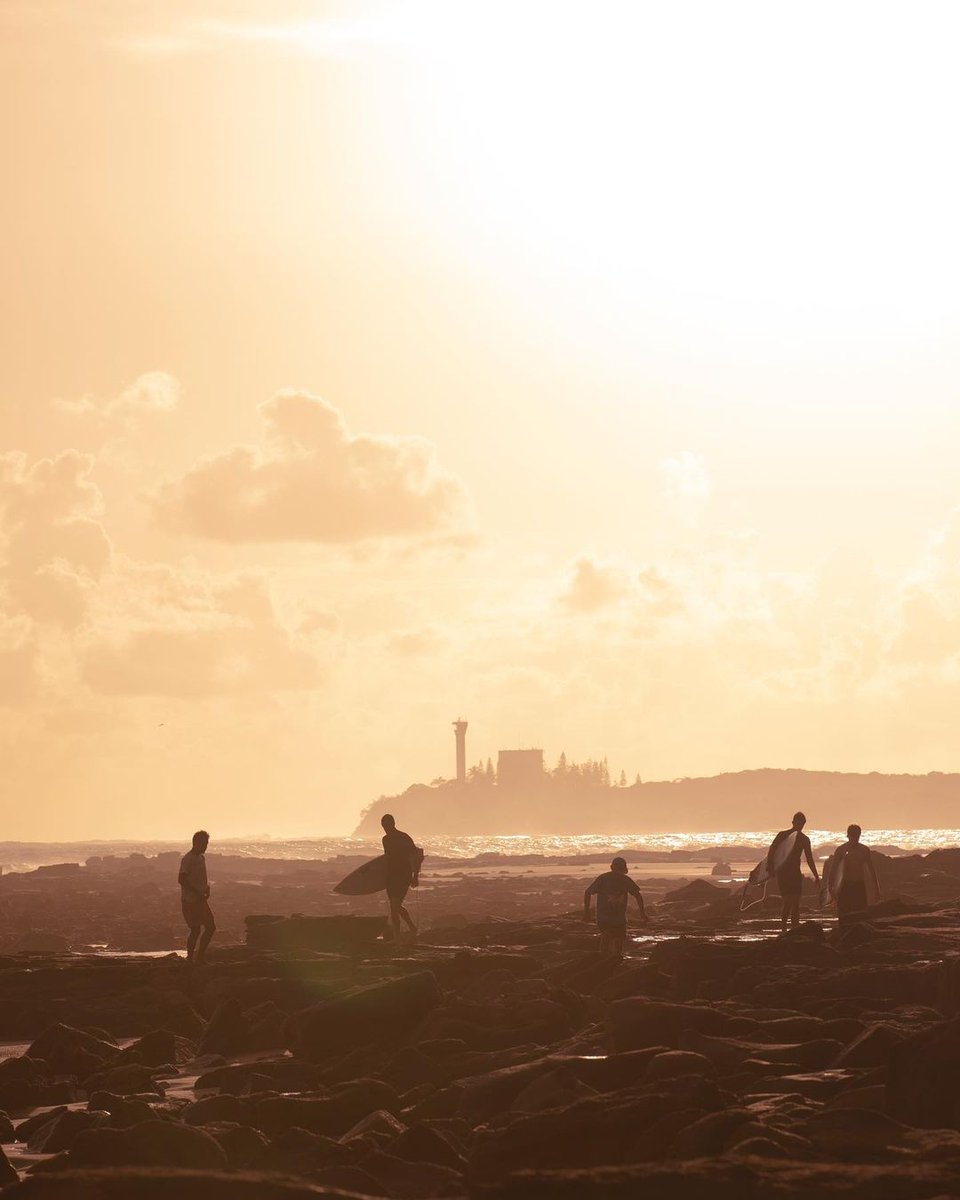 sunshinecoastoz's tweet photo. Golden hour at #AlexandraHeadland 🌞 with #PointCartwright making a little guest appearance 😉
Head straight from the surf to sipping on margaritas at @juan_fifty_bar 🍸🌮
#visitsunshinecoast #sunshinecoastforreal #sunshinemoment
📷: @danielcareyphotos https://t.co/69NrOUAAwJ