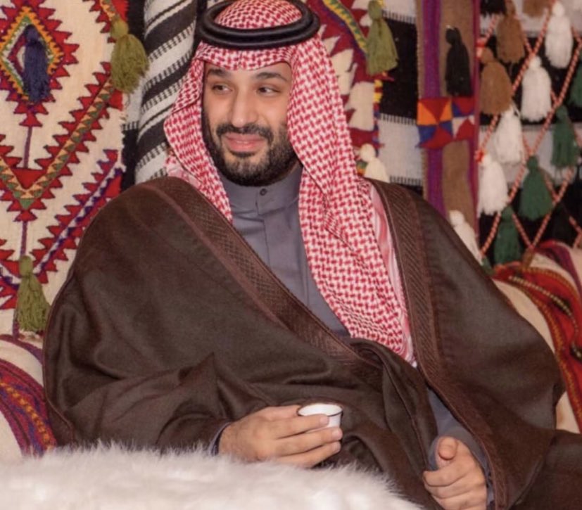 اتعبت بأمجادك كبار الرجاجيل
بعزومك اللي كـلّ عسر طمرنّـه

استبشر البـنّ وتبختـربه الهيـل
واستبشر الفنجال باللي مسكنّه 

يمنى الكبار مروّضـين المهابيل
لامن رشف كيفه على ما أظنّه :

امّـا يجيبه في ضريس الفناجيل
ولا يسوقـه مع ضريس الأسـنّـه

 #مجلس_الصياهد