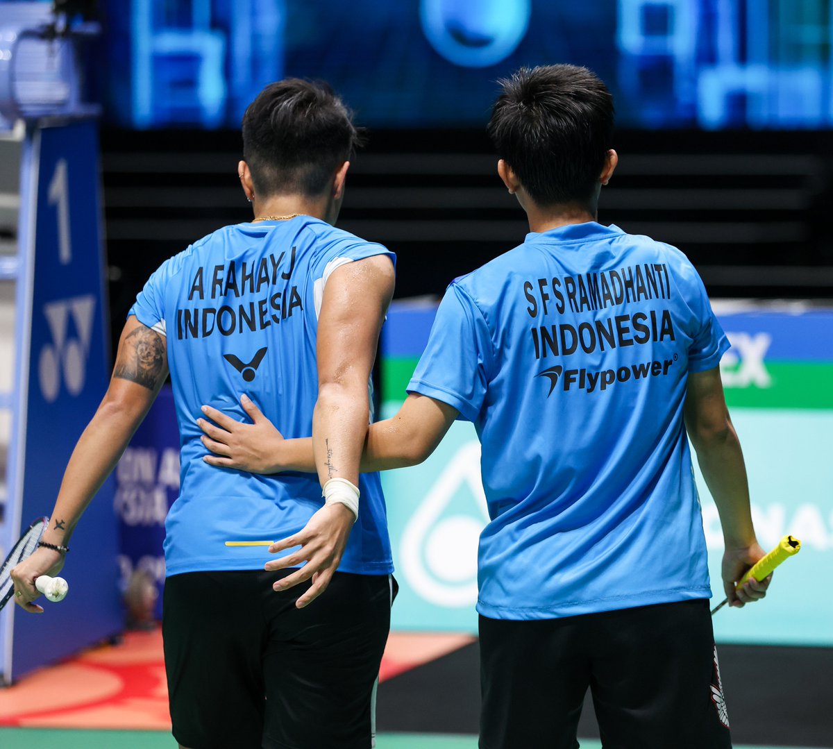 bwfmedia's tweet photo. I've got your back, sister. 🥹

#BWFWorldTour #MalaysiaOpen2023

📸 @badmintonphoto https://t.co/gNTb3K23bg