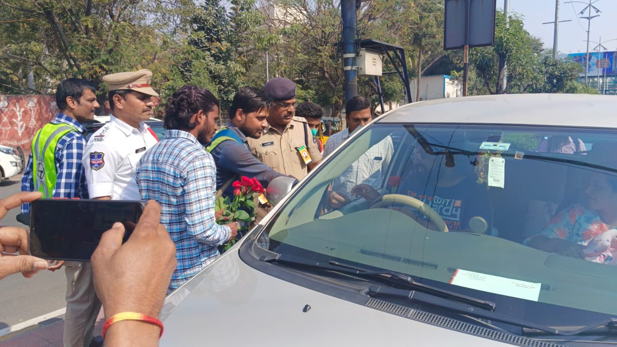 #HYDTPweBringAwareness Today, under the supervision of Sri P. Gyanender Reddy @acp_trf3, conducted a #RoadSafety awareness program at NTR Bhavan Junction and felicitated commuters following the traffic rules and regulations. #RoadSafetyWeek2023 #RoadSafetyWeek @HYDTP