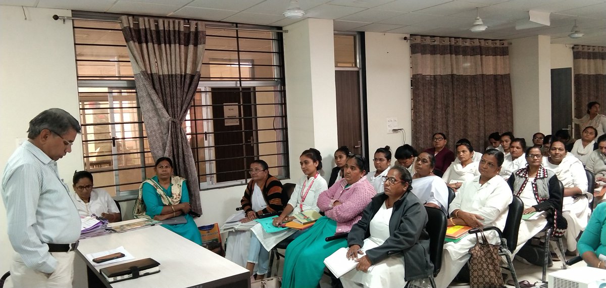 AmreliHealth's tweet photo. માતા અને બાળ કાર્યક્રમ અંતર્ગત અમરેલી જિલ્લા આરોગ્ય વિભાગના સુપરવાઇઝરશ્રીઓ સાથે સમીક્ષા બેઠકનું આયોજન કરવામાં આવેલ. જેમાં સગર્ભામાતાની કાળજીઓ રાખવા, બાળકોનું રસીકરણ સુદ્રઢ કરવા માર્ગદર્શન તેમજ સુચનાઓ આપવામાં આવેલ. @ddoamreli @CollectorAmr @ArunKum11959838 @OfficerIec @NHMGujarat https://t.co/U9fxO9dukm