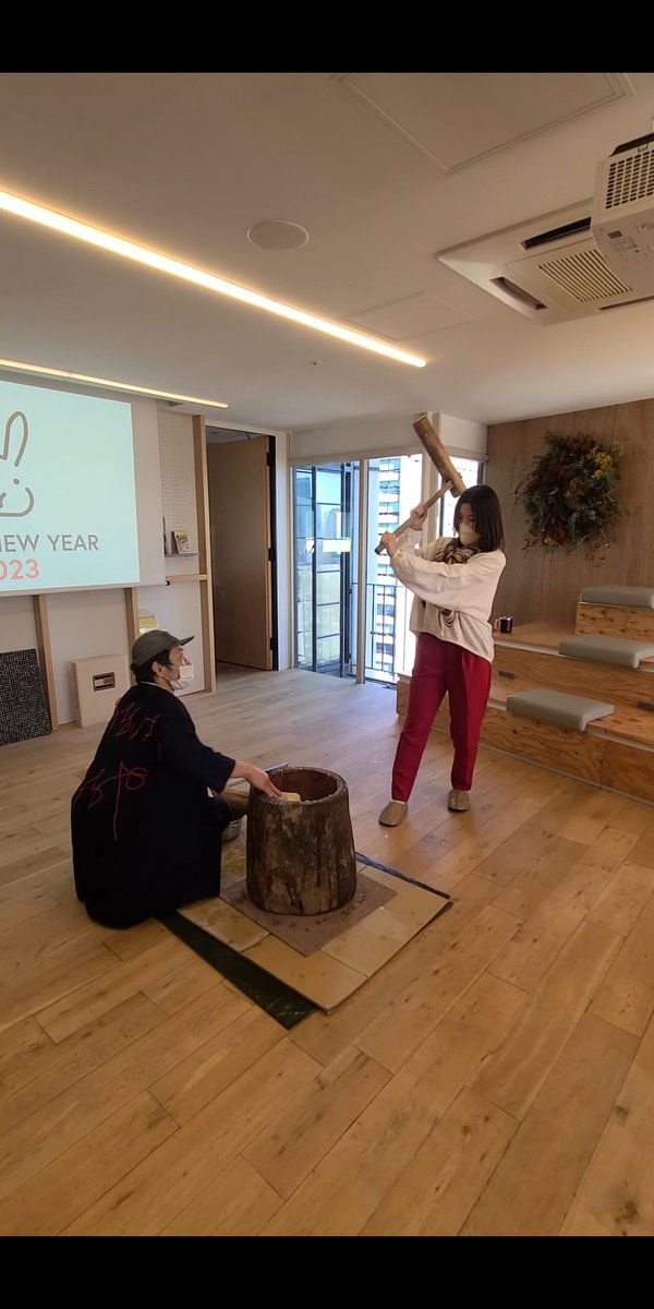 d_studio_dbs's tweet photo. 年初めは、杵と臼で本格餅つき。
餅つきは一族繁栄を願う行事だそう。
今年のdbsとdスタの繁栄を願って「よいしょ！」

 餅つきなどのイベント実施可能なスタジオ『ｄスタ』。
 餅つきの手配付きのご相談も可能です。 

#餅つき #セミナー #イベン�� #レンタルスペース #レンタルスタジオ #ｄスタ https://t.co/FlDss6azck