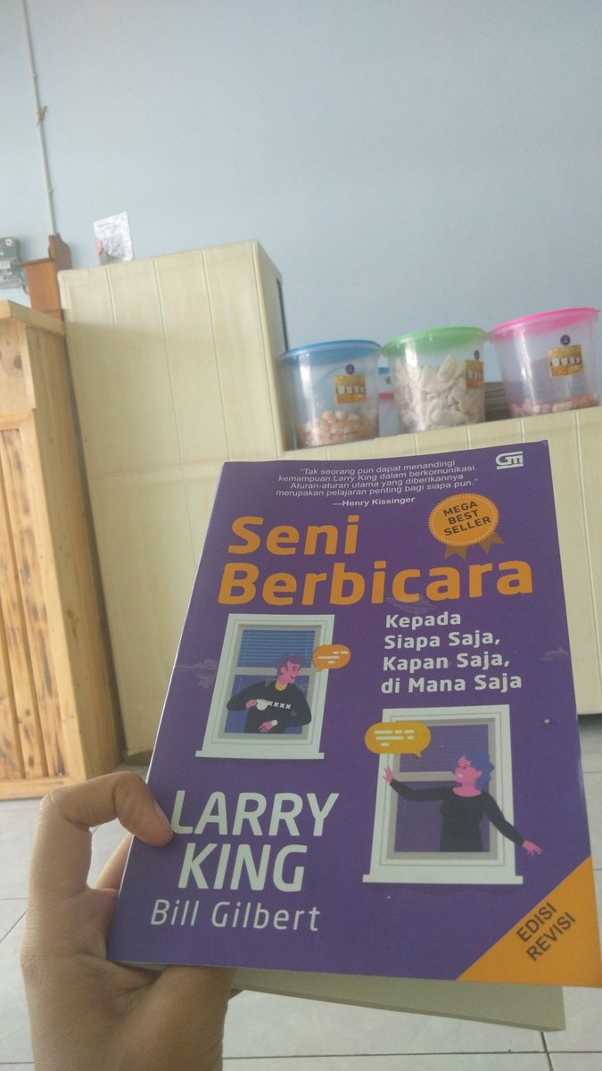 araittt's tweet photo. @tanyakanrl Menunggu kedai sembari membaca buku😔 https://t.co/nprkRO0lfQ