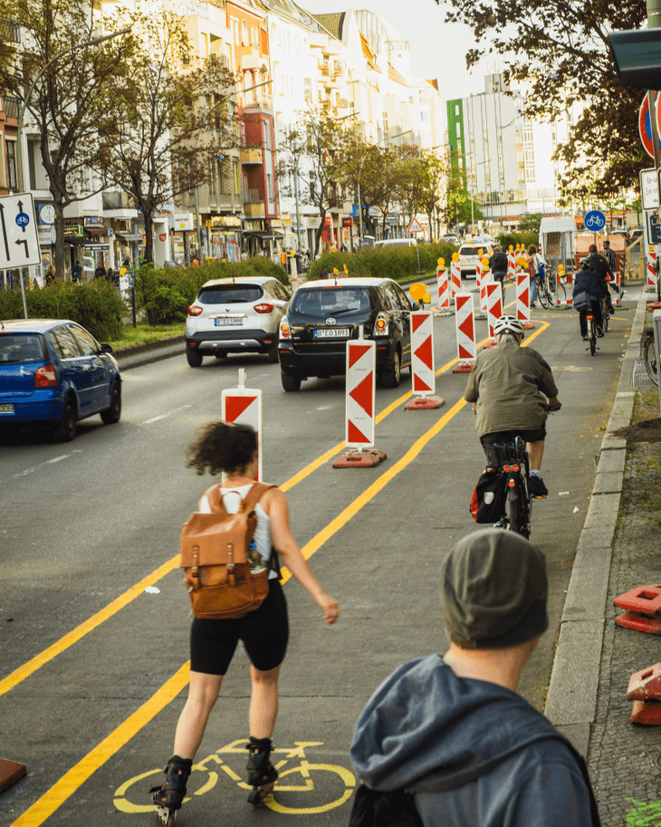 Cycling_Embassy's tweet photo. During the pandemic, temporary bicycle lanes appeared in many large cities.

For his thesis, @tudelft student Yvar de Waaij examined in what form these pop-up bicycle paths appeared and how users experienced the safety and comfort of the several designs.

https://t.co/UqITqVd6Mn https://t.co/USviPXtjQq