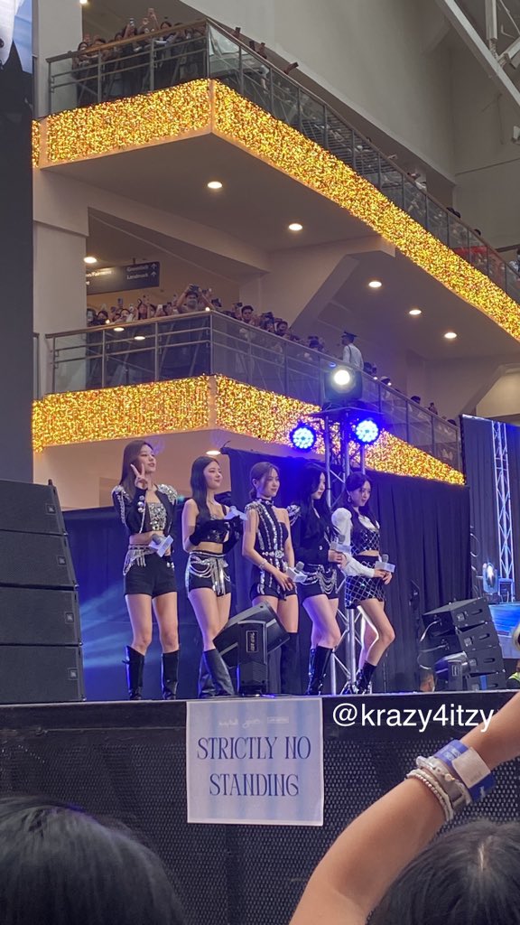 krazy4itzy's tweet photo. TOTOONG TAO PALA SILA KALA KO PHOTOCARD LANG 😭😭😭 https://t.co/COO4i32SZC
