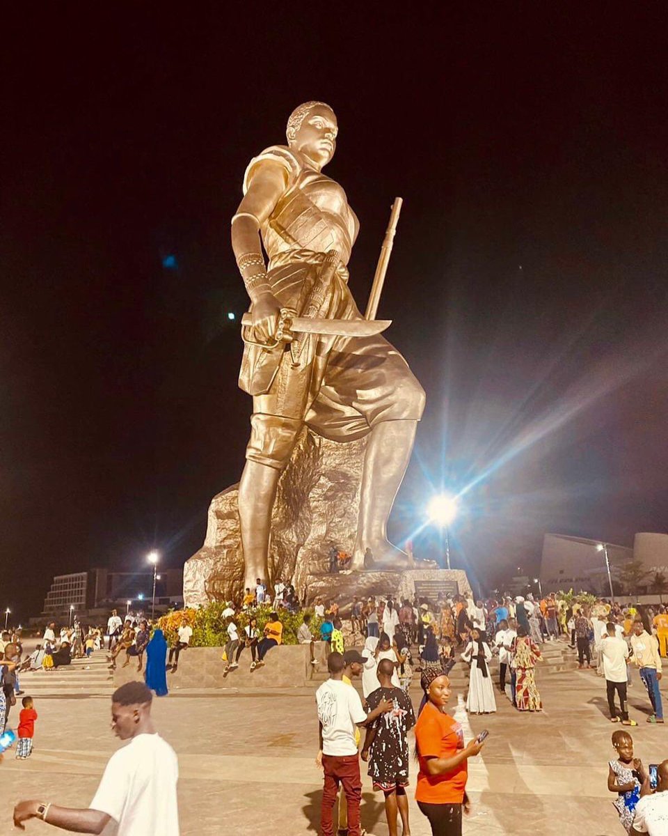 #Bénin , #Cotonou, Place de l’Amazone. Quel chic endroit ! #visitbenin #Bénin #Amazone #amazonedubénin #beninbronzes #beninrepublic