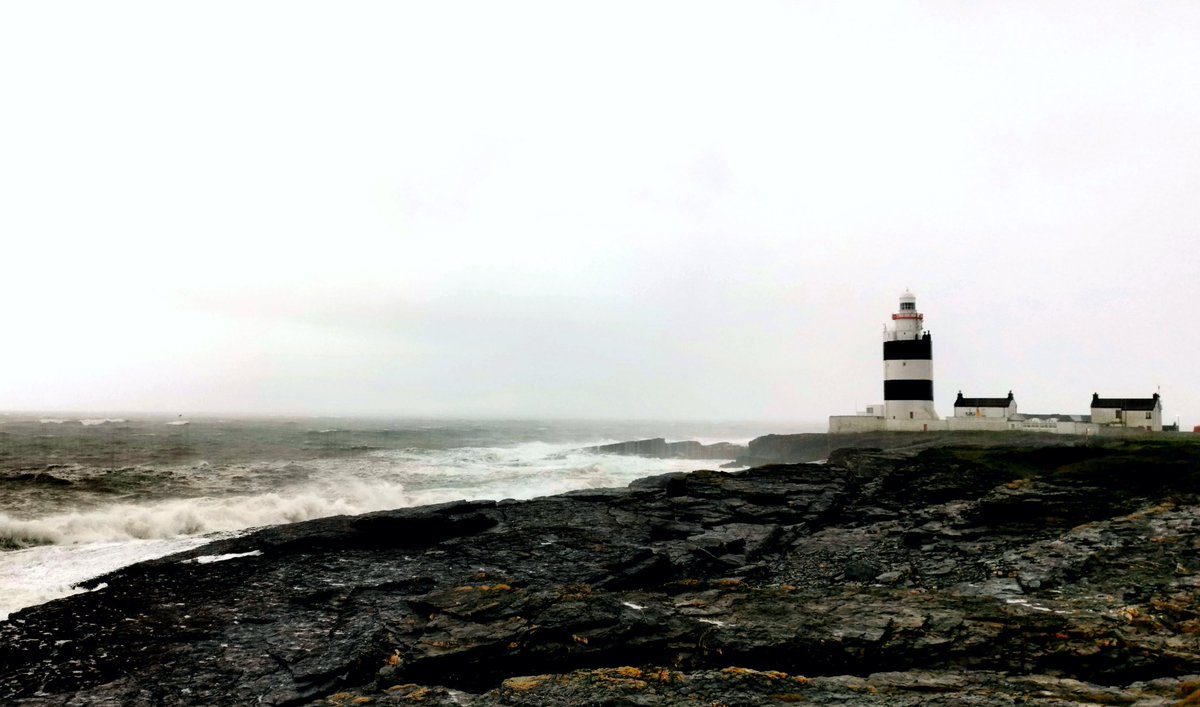 thehurler1's tweet photo. Hookhead lighthouse on a cold January evening #Wexford https://t.co/EqMNFMPxKf
