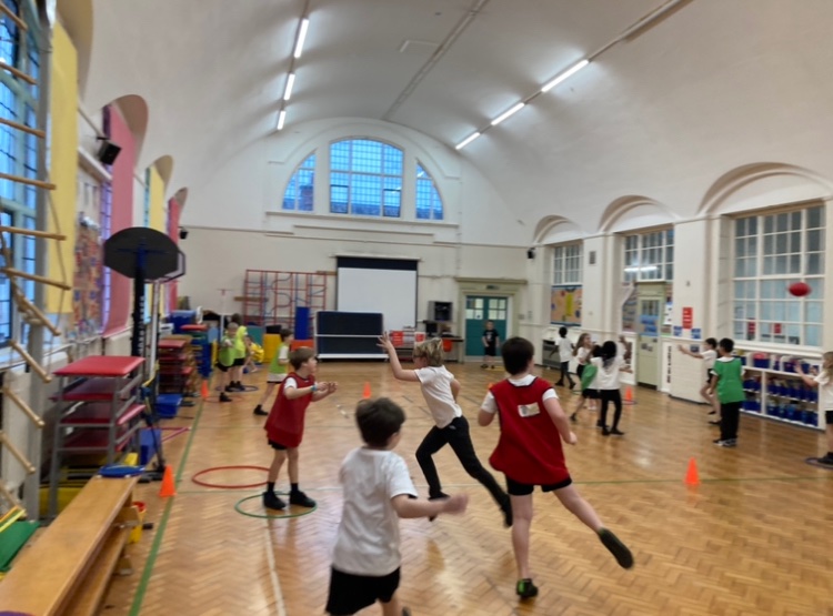 mr_robinson10's tweet photo. The children in KS 2 are really enjoying  the new P.E unit ‘Lend, Move &amp;  Score @_beyondphysical 

Working on attacking and defending strategies and using modified games to help us 🙌🏻 🎯🧠🏀🏐 @HaxbyRoad https://t.co/VvARgvycQs