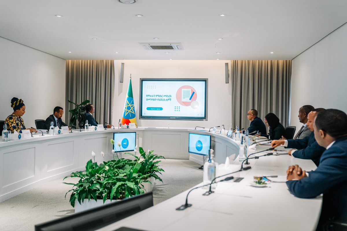 PMEthiopia's tweet photo. ጠቅላይ ሚኒስትር ዐቢይ አሕመድ ምሁራን በኢትዮጵያ ልማት ውስጥ ያላቸውን ሚና የበለጠ ለማጠናከር በሀገር አቀፍ ደረጃ በ42 ዩኒቨርስቲዎች የተካሄዱትን ውይይቶች በተመለከተ ከምሁራን ውይይት አስተባባሪ ኮሚቴ ጋር ተወያይተዋል።
 
#PMOEthiopia https://t.co/DrB4G8yX3J