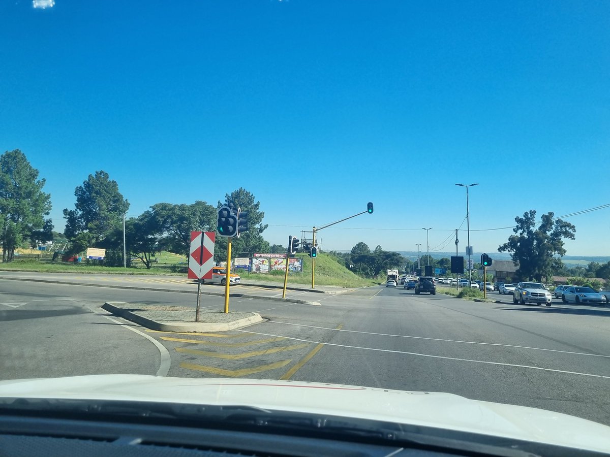 OnTimeContract's tweet photo. @TrafficSA @MyJRA Cnr Main and Sloan is working I stay close to Cnr Main and Culross and we have been having Load sehdding every morning and afternoon https://t.co/dMQnULuTcz