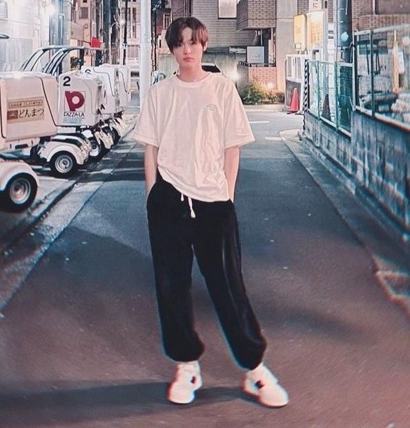 LELECIAGA's tweet photo. jisung joins chenle's aladdin pants lover club https://t.co/FB9YuMBVZN