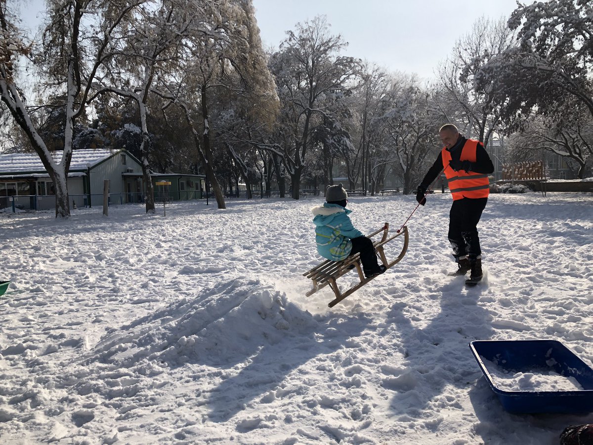 Playing in the snow becomes engineering, risk taking, problem solving, using social and communication skills and having fun when <a href="/DohaDerek/">Derek Nelson</a> is Principal. #tashschool #outdoorlearning <a href="/billkralovec/">Bill Kralovec</a>
