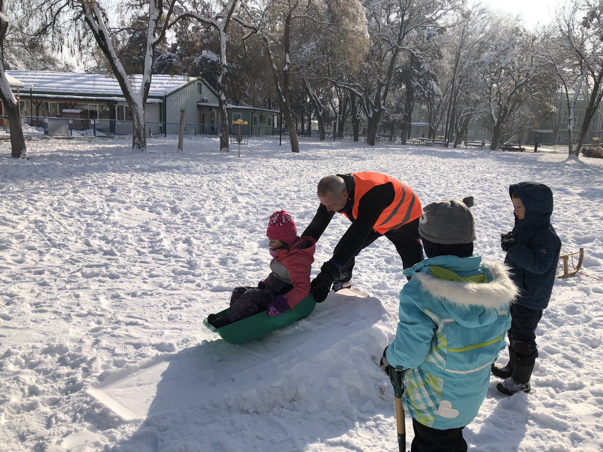 BrianJKasper's tweet image. Playing in the snow becomes engineering, risk taking, problem solving, using social and communication skills and having fun when @DohaDerek is Principal. #tashschool #outdoorlearning @billkralovec