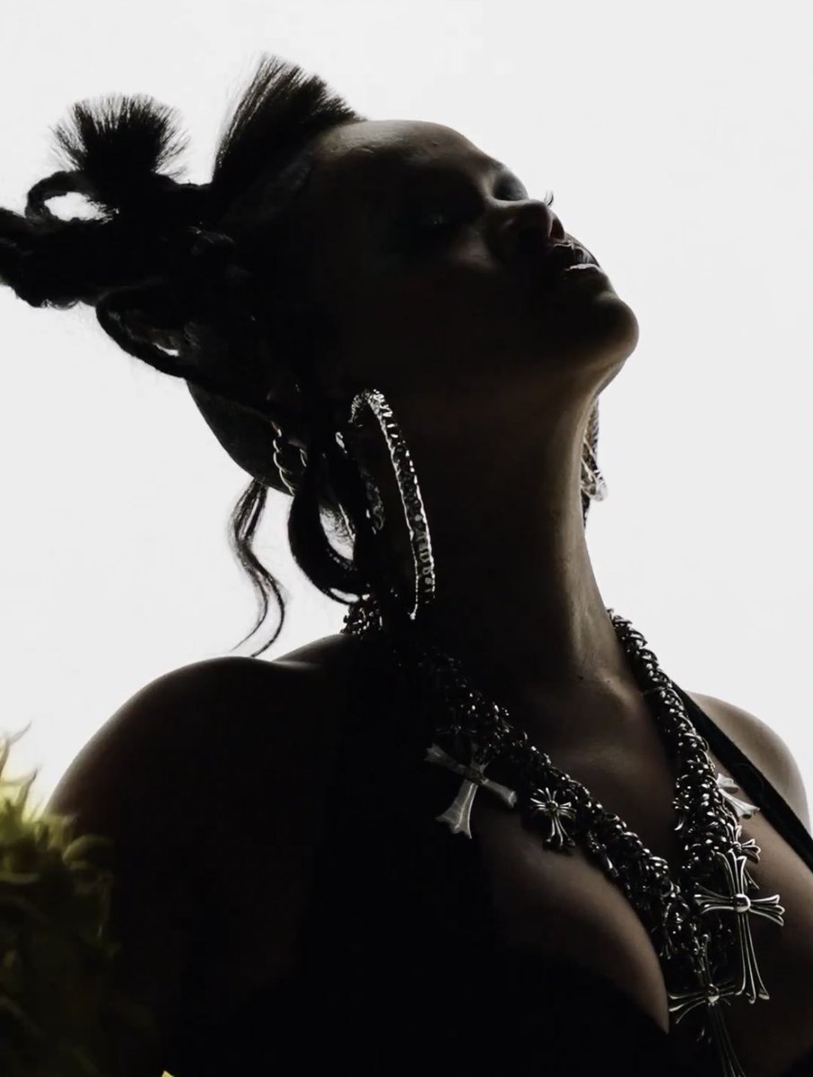PopCrave's tweet photo. Rihanna in new teaser for the #SBLVII Halftime Show. https://t.co/wl4IiwT17w
