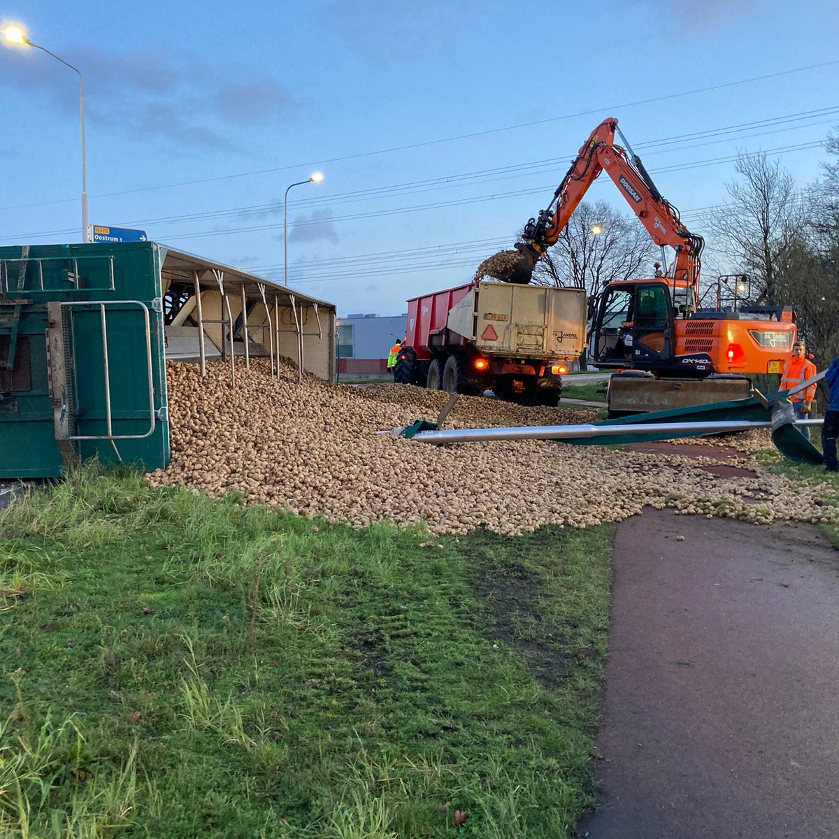 WIS_Limburg's tweet photo. Op de #N270 Oostrum 🔁 Venray is een vrachtauto met aardappelen gekanteld op rotonde. Hierdoor laat de stamppot voor vanavond nog even op zich wachten. Lading wordt overgeladen en het bergen kan zo beginnen. Hinder is minimaal⚠️ ^WIS Tim (📸EdwardMedia) @RWSverkeersinfo @limburg https://t.co/o3muA4N7wX
